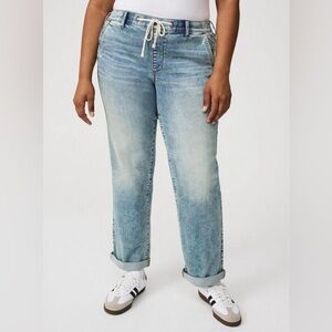 New torrid Weekend Boyfriend Mid-Rise Cargo Straight Jean in magnetic size 1x